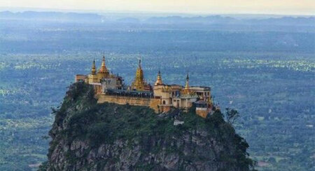 Taung Kalat: Monasteri Spektakuler di Atas Puncak Vulkanik Myanmar